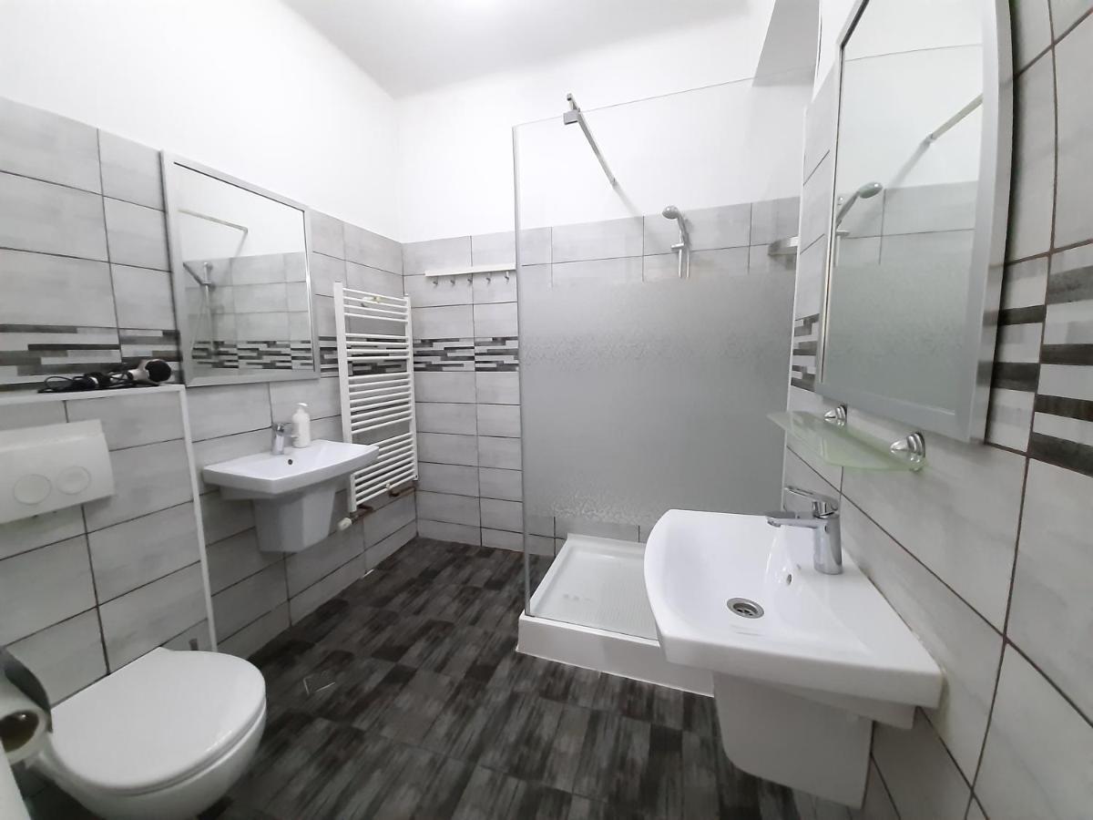 Four Rooms Apartment Central Bucharest Exterior photo